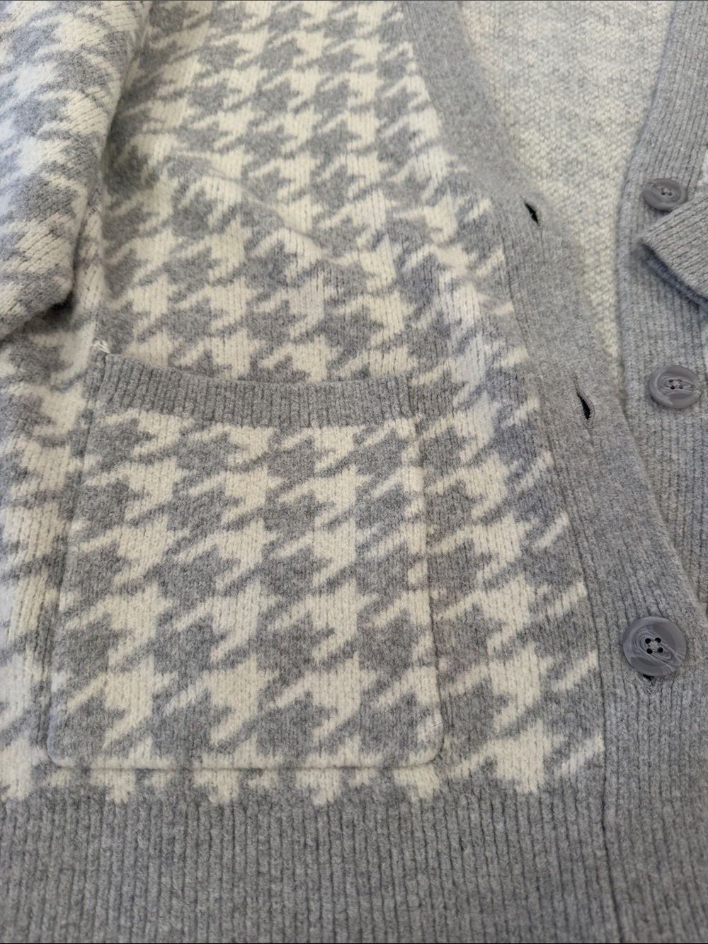 Abercrombie & Fitch Gray and Cream Houndstooth Button Cardigan - Picture 5 of 5